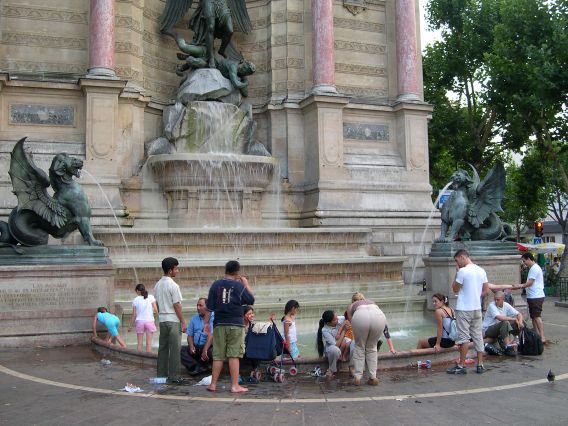  Bains de pieds dans la fontaine Saint-Michel